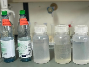 Zur Untersuchung eingesendete Tränkwasserproben. - © Laura Theresa Draack