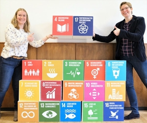 Ina Lange und Pia Wachenfeld mit den UN-Nachhaltigkeitszielen - © Thomas Hartwig