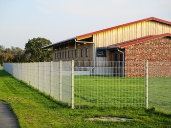 Für größere schweinehaltende Betriebe ist eine Einzäunung vorgeschrieben, aber auch für kleinere Betriebe ist sie sinnvoll zum Schutz vor einem ASP-Eintrag über infizierte Wildschweine - © Dr. Konstanze Ruppert