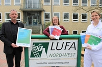 Freuen sich über die Auszeichnung (v.l.): Dr. Helmut Steinkamp, Leiter des Instituts für Lebensmittelqualität, Pia Wachenfeld, wissenschaftl. und QuaNEM-Projektmitarbeiterin, und Ina Lange, Leiterin der Lehrmolkerei & NaMiTec-Projektmitarbeiterin. - © LUFA Nord-West