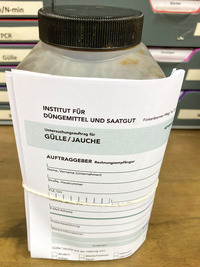 Gülleprobe mit Untersuchungsauftrag, der einfach mit einem Gummiband befestigt wurde. - © Dr. Frank Lorenz
