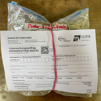 Bestens verpackte Grundfutterprobe - der Untersuchungsauftrag wird einfach mit einem Gummiband befestigt. - © Dr. Frank Lorenz
