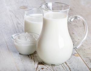 Glass jug and glass with milk - © Shutterstock/bitt24