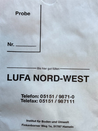 Papierbeutel für die Grundnährstoffuntersuchung werden nur bis zum Strich gefüllt. - © Dr. Frank Lorenz