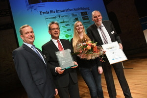 Nahmen den 3. Preis von Jury-Mitglied Dr. Thorsten Müller (Agentur für Arbeit Oldenburg/Wilhelmshaven) in Empfang (von links): Dr. Franz-Peter Engling, Celina Groothuis und Henning Schnitger
