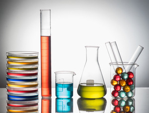 Reagenzgläser mit buntem Anschauungsmaterial - © Shutterstock/Yummy pic